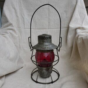 VINTAGE NEW YORK CENTRAL RAIL ROAD KEROSENE SIGNAL LANTERN WITH RED GLOBE NO.100
